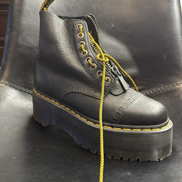 Dr Martens Sinclair Max UNISEX
flatform zip tumbled leather boots in black - Picture 2 of 3